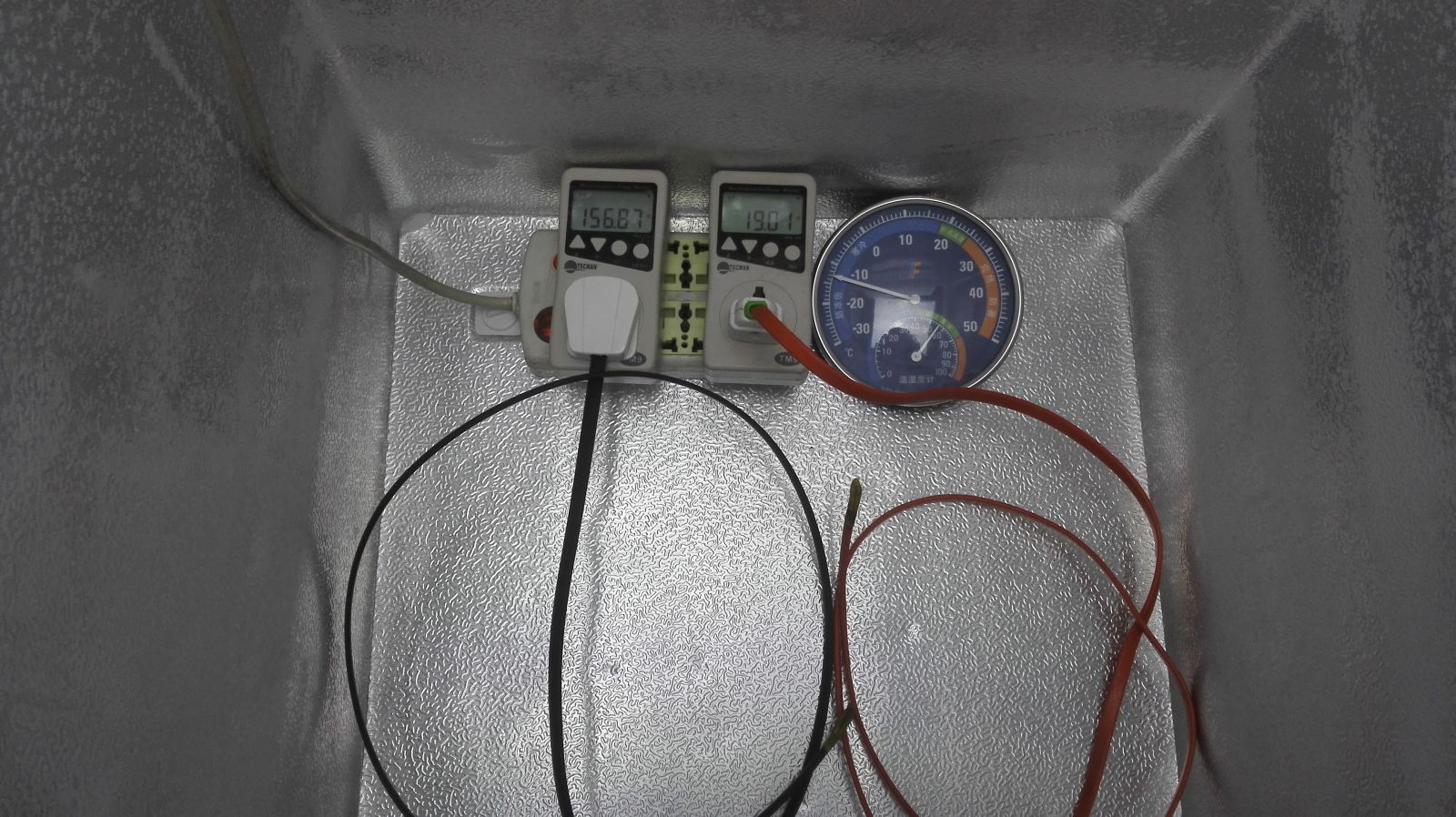 傳統(tǒng)自限溫電熱帶和太陽能專用電熱帶瞬間啟動電流對比圖